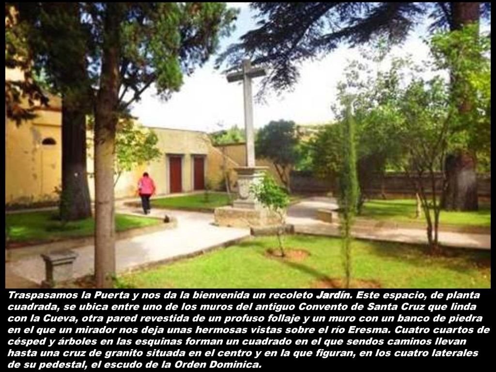 Traspasamos la Puerta y nos da la bienvenida un recoleto Jardín