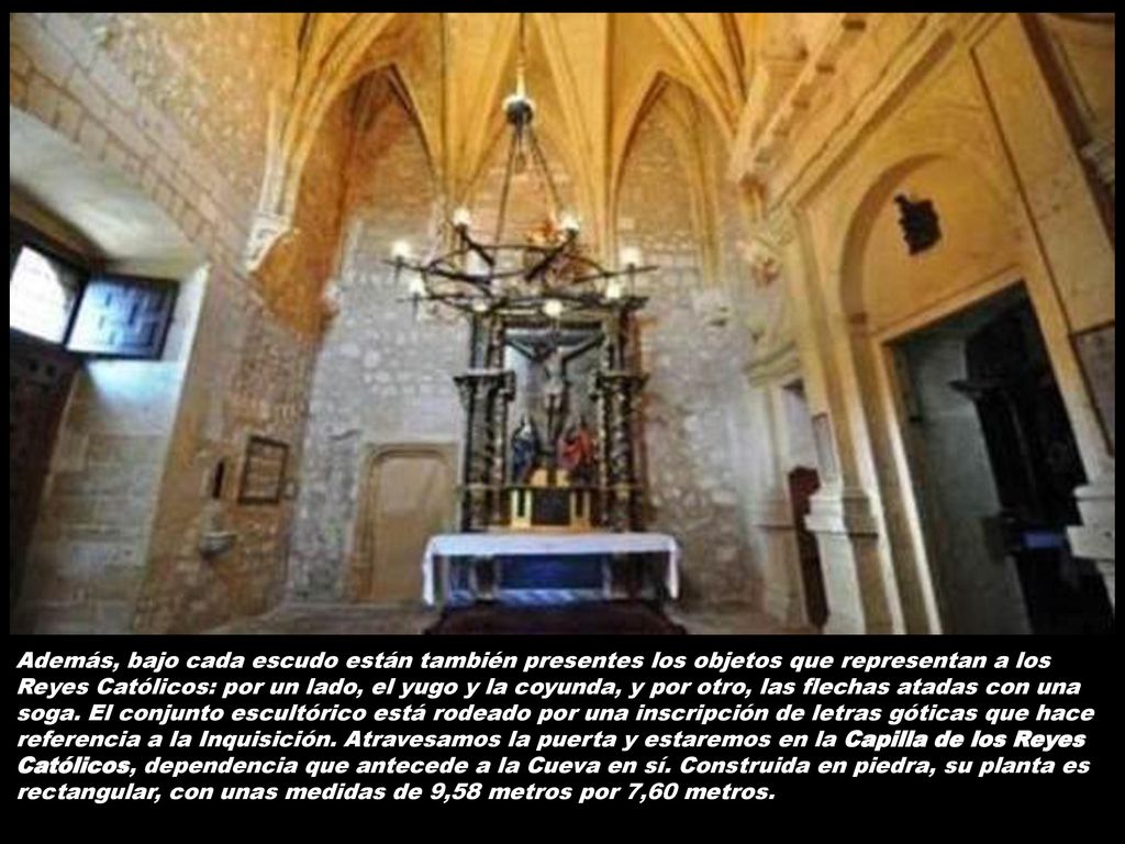 Además, bajo cada escudo están también presentes los objetos que representan a los Reyes Católicos: por un lado, el yugo y la coyunda, y por otro, las flechas atadas con una soga.