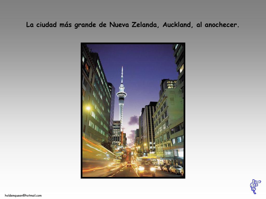 La ciudad más grande de Nueva Zelanda, Auckland, al anochecer.