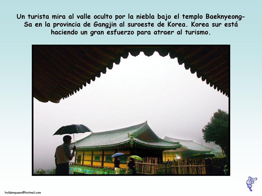 Un turista mira al valle oculto por la niebla bajo el templo Baeknyeong-Sa en la provincia de Gangjin al suroeste de Korea.