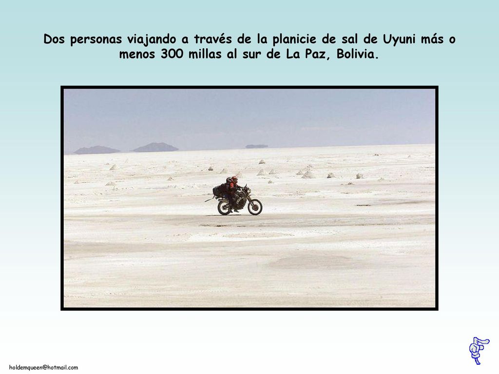 Dos personas viajando a través de la planicie de sal de Uyuni más o menos 300 millas al sur de La Paz, Bolivia.