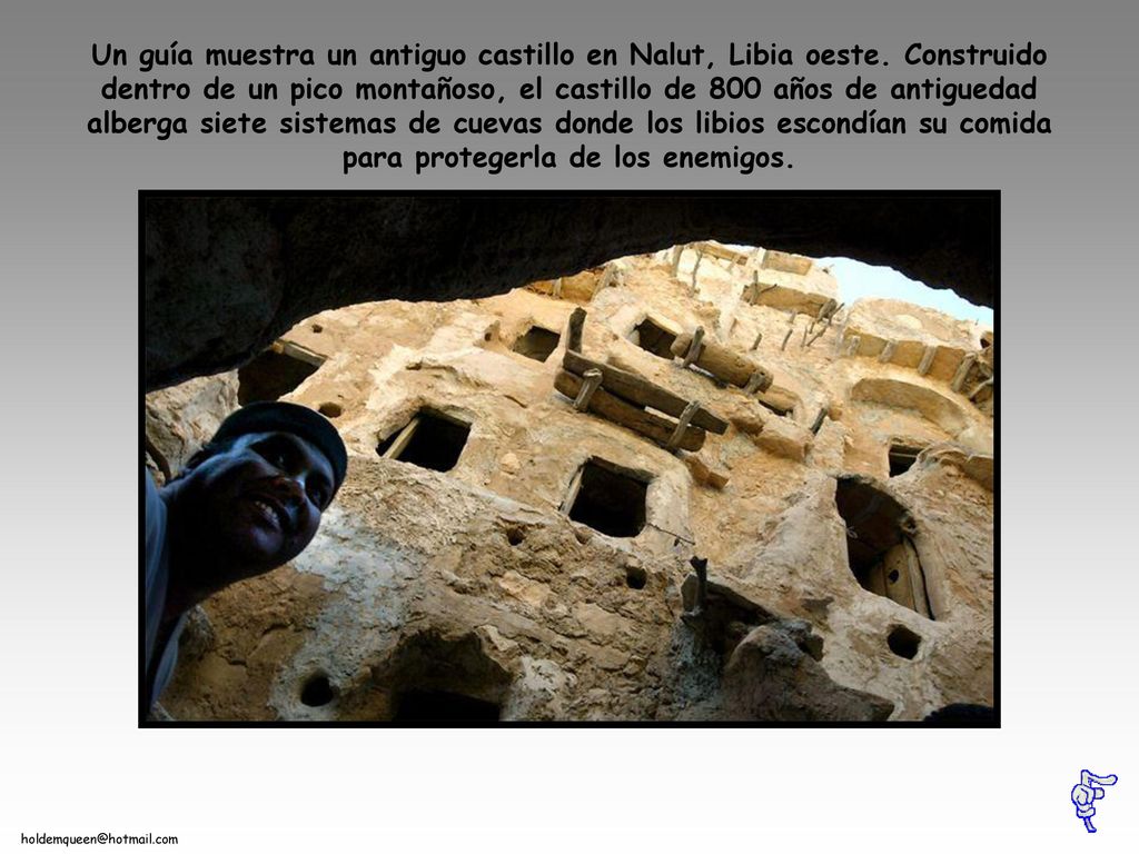 Un guía muestra un antiguo castillo en Nalut, Libia oeste