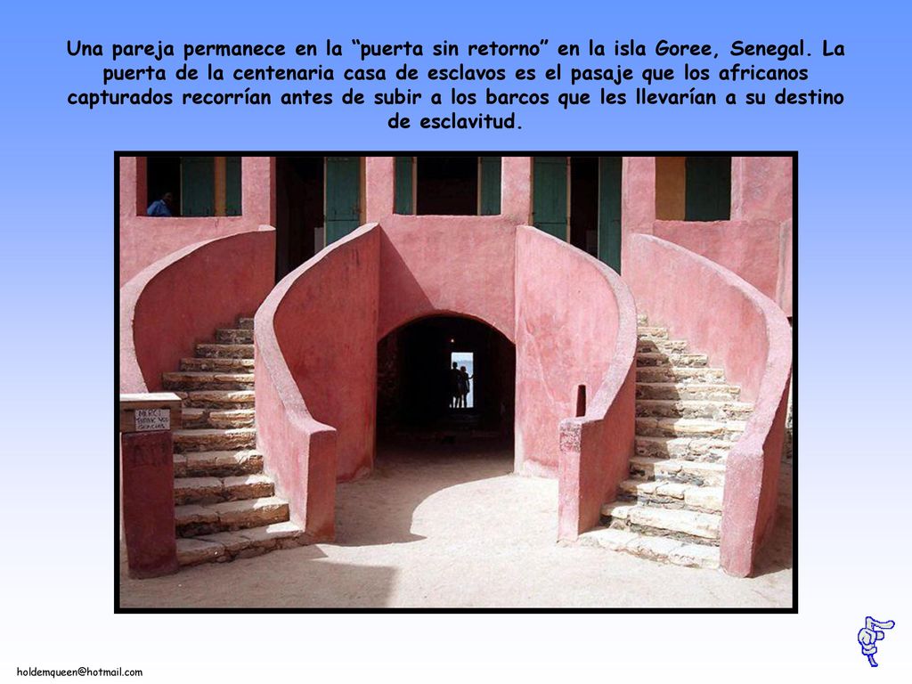 Una pareja permanece en la puerta sin retorno en la isla Goree, Senegal.