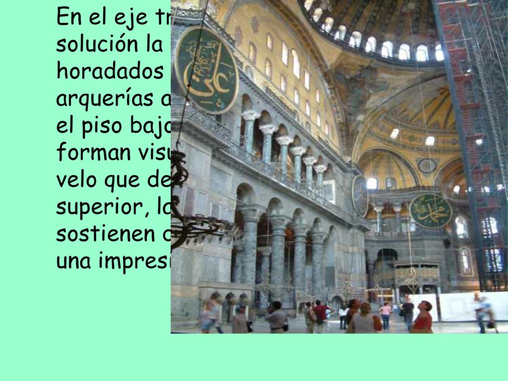 En el eje transversal (Norte-Sur) la solución la constituyen unos muros horadados que coronan dos pisos de arquerías apoyadas en columnas.
