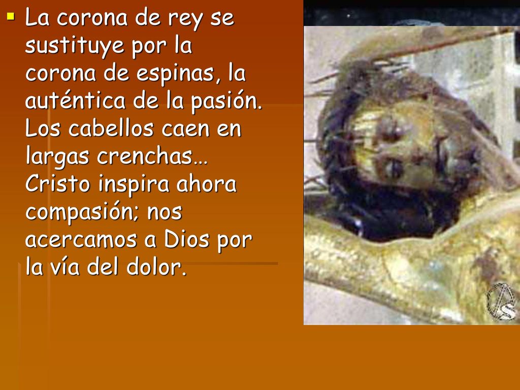 La corona de rey se sustituye por la corona de espinas, la auténtica de la pasión.