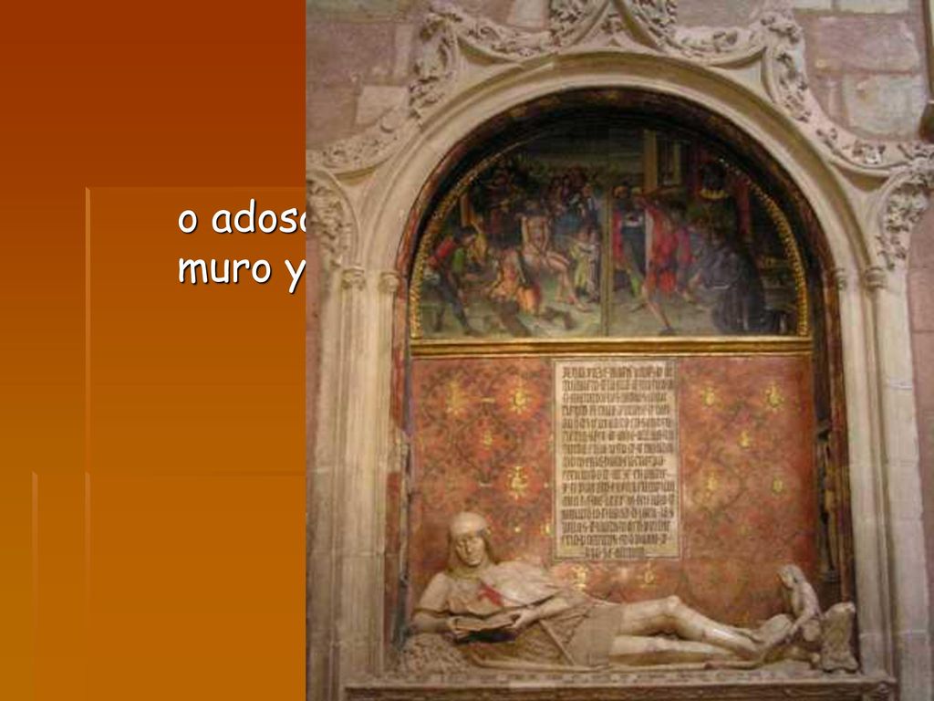o adosado lateralmente a un muro y cobijado bajo arcosolio.