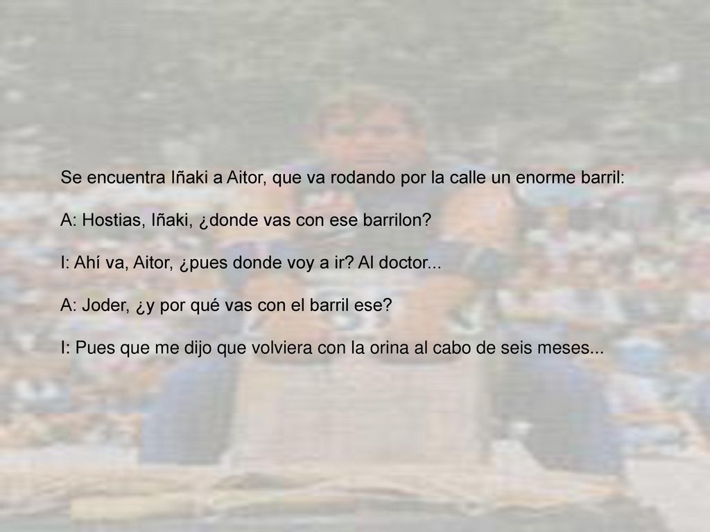 Se encuentra Iñaki a Aitor, que va rodando por la calle un enorme barril: