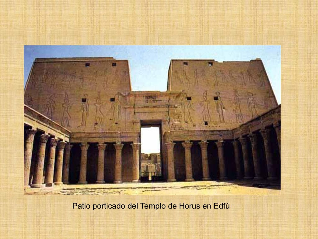 Patio porticado del Templo de Horus en Edfú