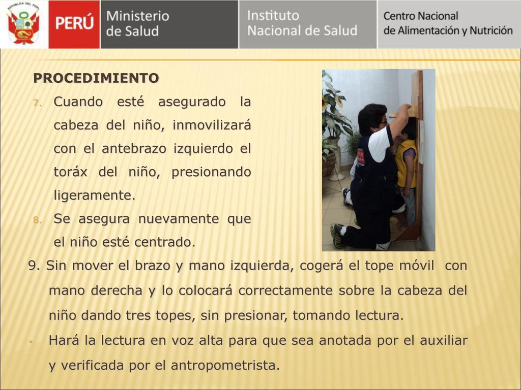 PROCEDIMIENTO Cuando esté asegurado la cabeza del niño, inmovilizará con el antebrazo izquierdo el toráx del niño, presionando ligeramente.