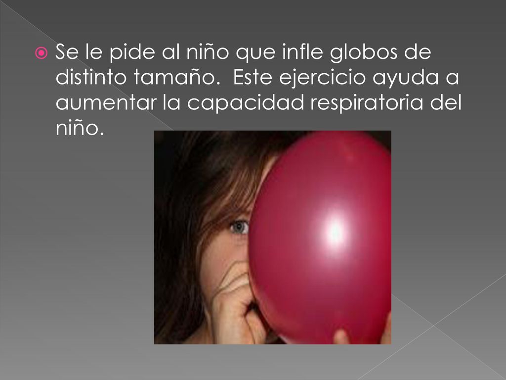Se le pide al niño que infle globos de distinto tamaño