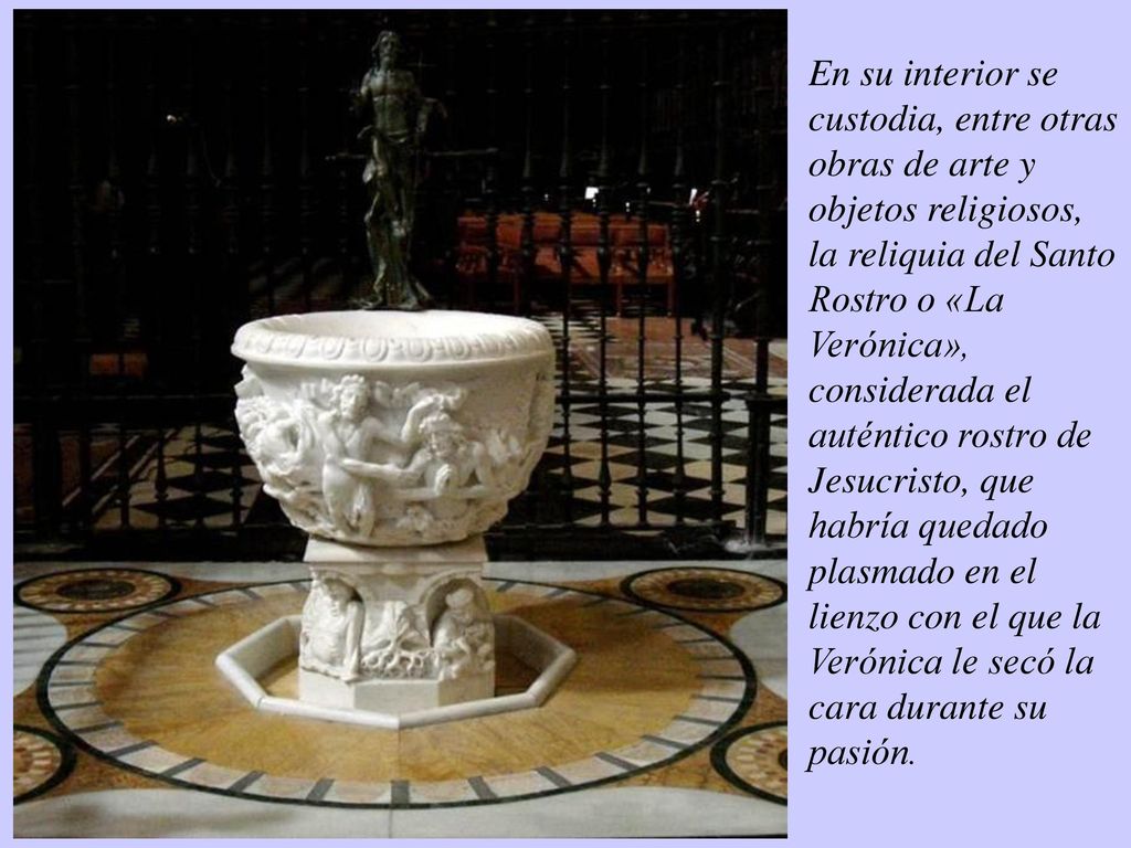 En su interior se custodia, entre otras obras de arte y objetos religiosos, la reliquia del Santo Rostro o «La Verónica», considerada el auténtico rostro de Jesucristo, que habría quedado plasmado en el lienzo con el que la Verónica le secó la cara durante su pasión.