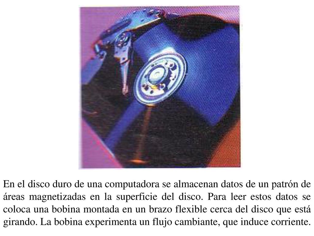 En el disco duro de una computadora se almacenan datos de un patrón de áreas magnetizadas en la superficie del disco.