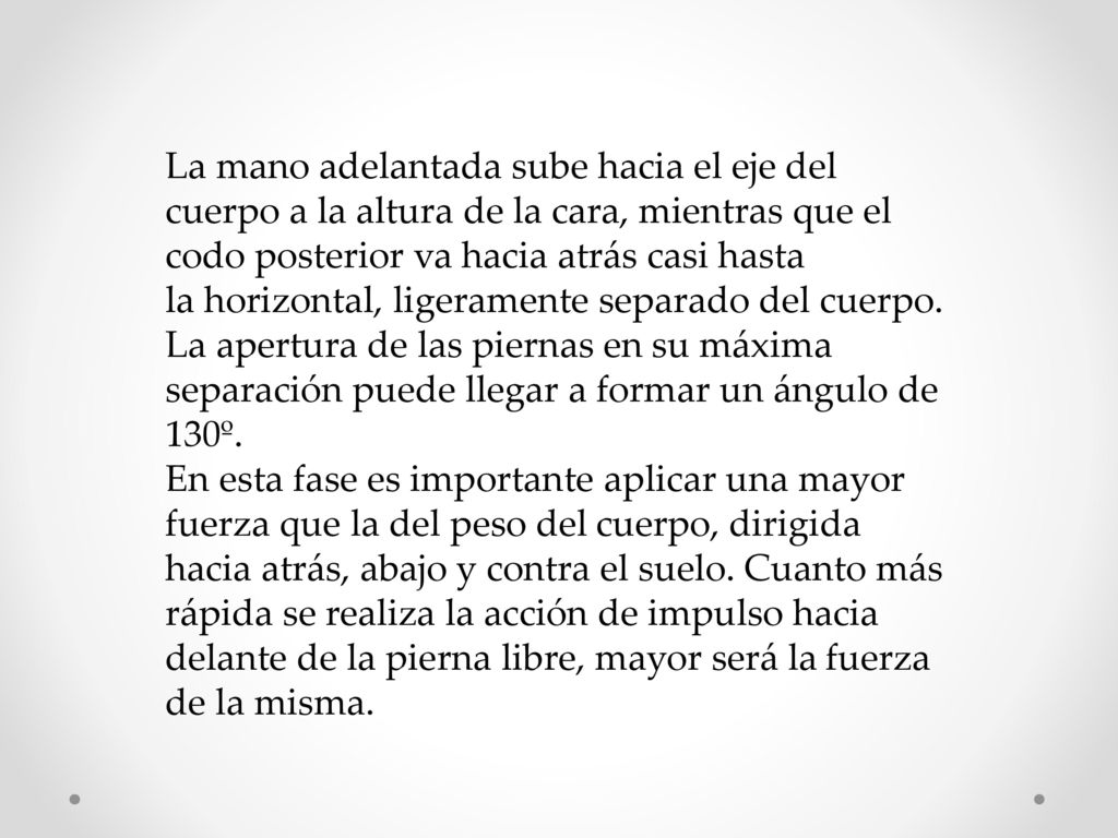 La mano adelantada sube hacia el eje del cuerpo a la altura de la cara, mientras que el codo posterior va hacia atrás casi hasta la horizontal, ligeramente separado del cuerpo.