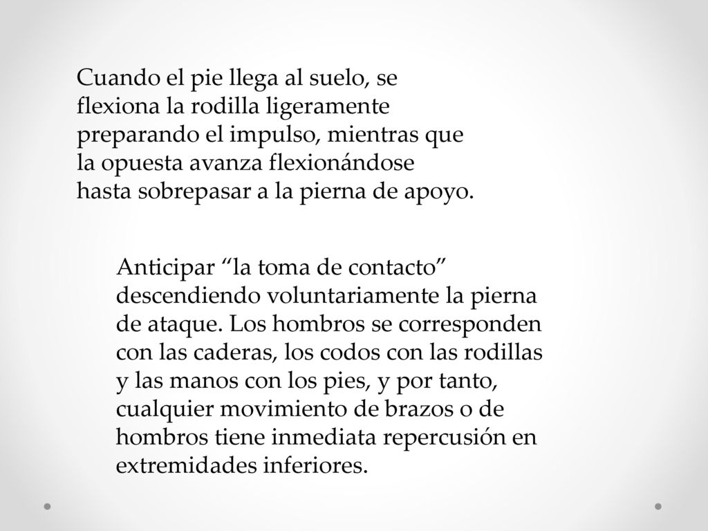 Cuando el pie llega al suelo, se flexiona la rodilla ligeramente preparando el impulso, mientras que la opuesta avanza flexionándose hasta sobrepasar a la pierna de apoyo.