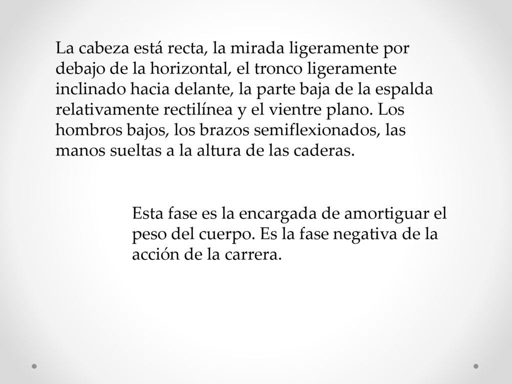 La cabeza está recta, la mirada ligeramente por debajo de la horizontal, el tronco ligeramente inclinado hacia delante, la parte baja de la espalda relativamente rectilínea y el vientre plano. Los hombros bajos, los brazos semiflexionados, las manos sueltas a la altura de las caderas.
