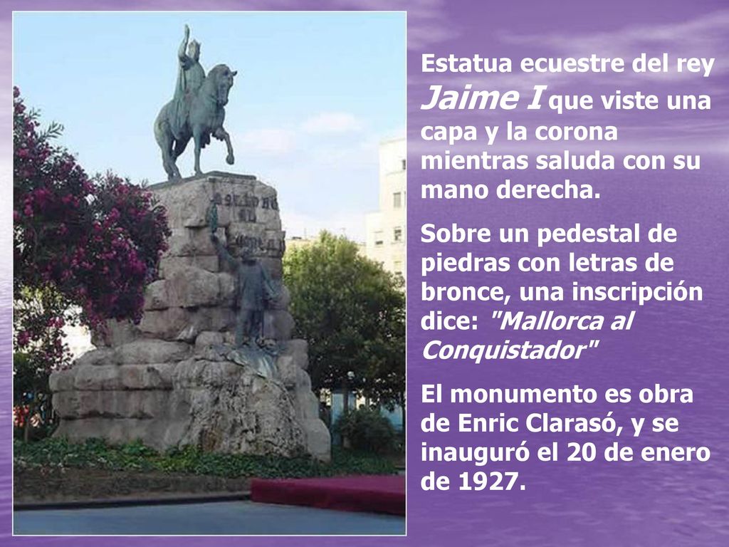 Estatua ecuestre del rey Jaime I que viste una capa y la corona mientras saluda con su mano derecha.