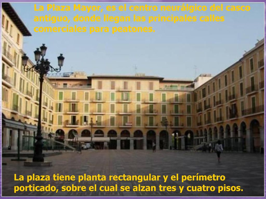 La Plaza Mayor, es el centro neurálgico del casco antiguo, donde llegan las principales calles comerciales para peatones.