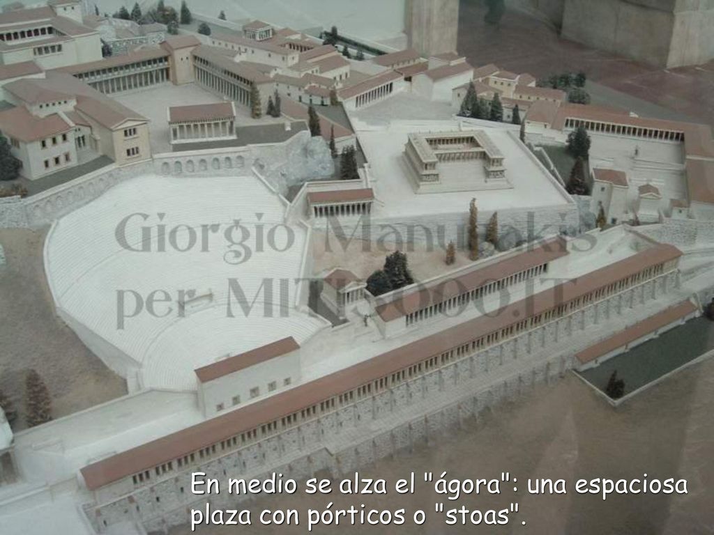 En medio se alza el ágora : una espaciosa plaza con pórticos o stoas .