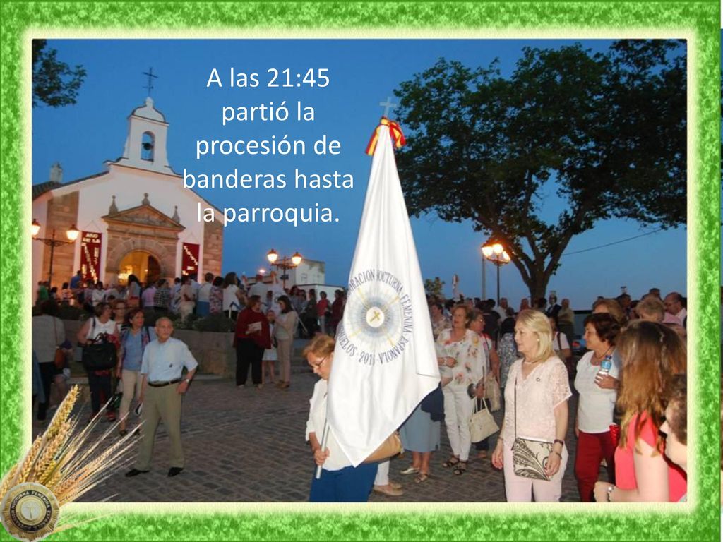 A las 21:45 partió la procesión de banderas hasta la parroquia.