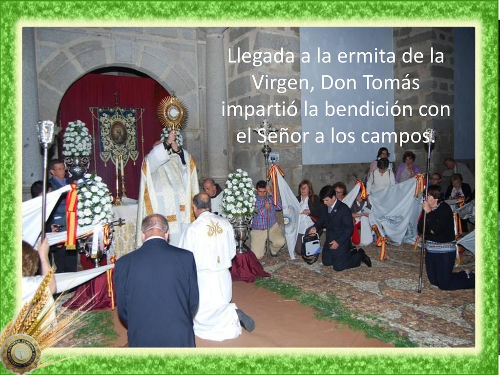 Llegada a la ermita de la Virgen, Don Tomás impartió la bendición con el Señor a los campos.