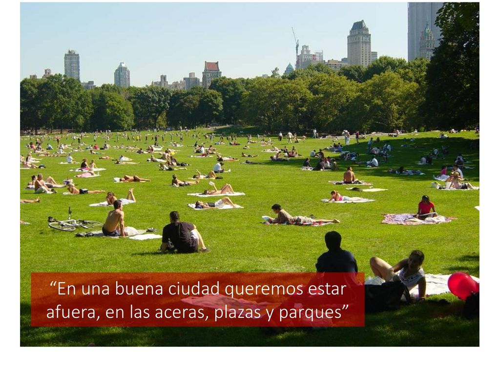 En una buena ciudad queremos estar afuera, en las aceras, plazas y parques