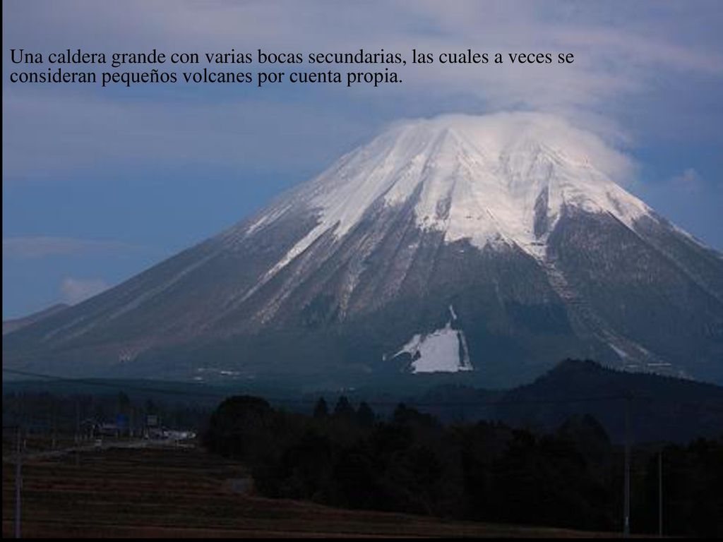 Una caldera grande con varias bocas secundarias, las cuales a veces se consideran pequeños volcanes por cuenta propia.