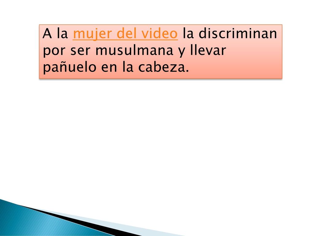 A la mujer del video la discriminan por ser musulmana y llevar pañuelo en la cabeza.
