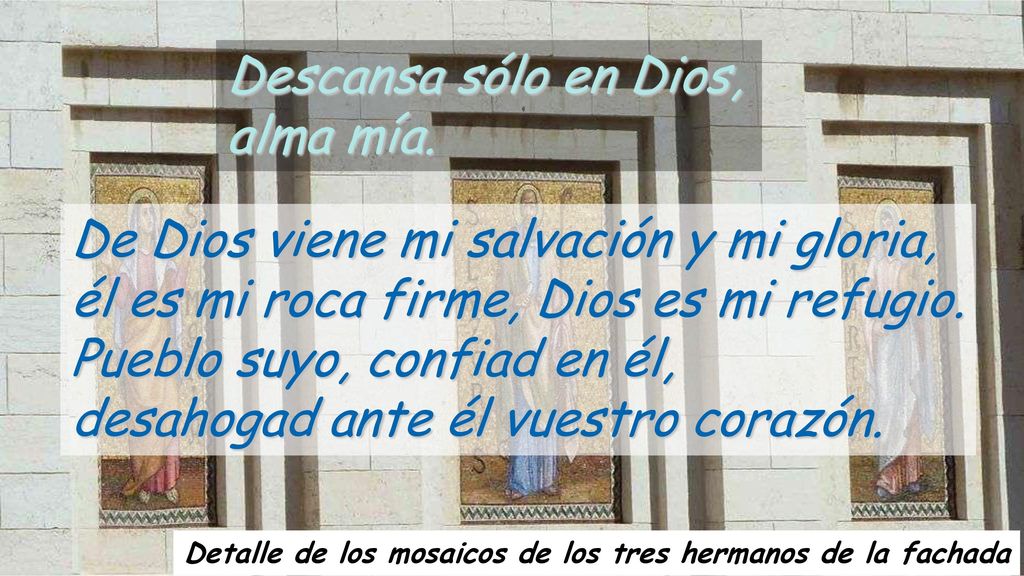 Detalle de los mosaicos de los tres hermanos de la fachada
