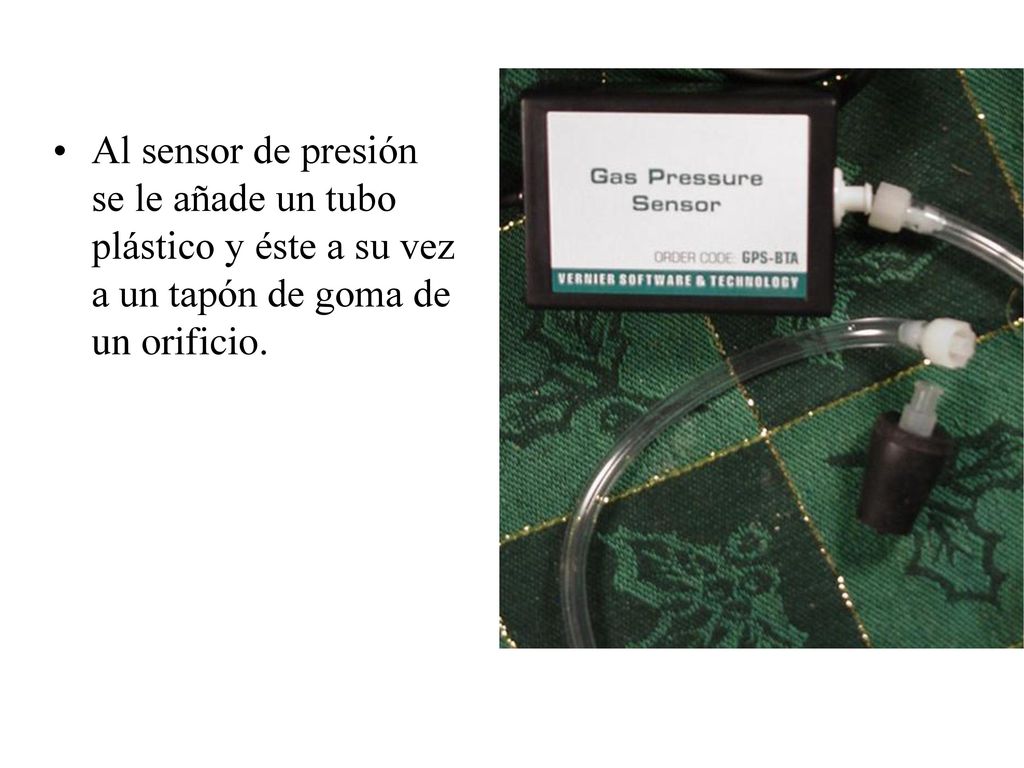 Al sensor de presión se le añade un tubo plástico y éste a su vez a un tapón de goma de un orificio.