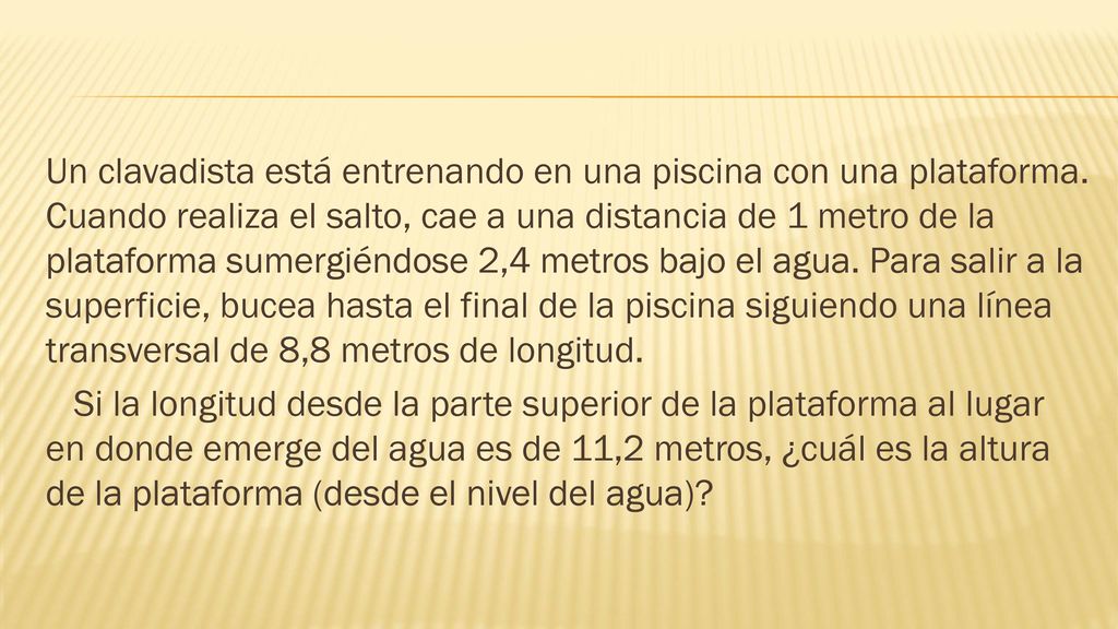Un clavadista está entrenando en una piscina con una plataforma