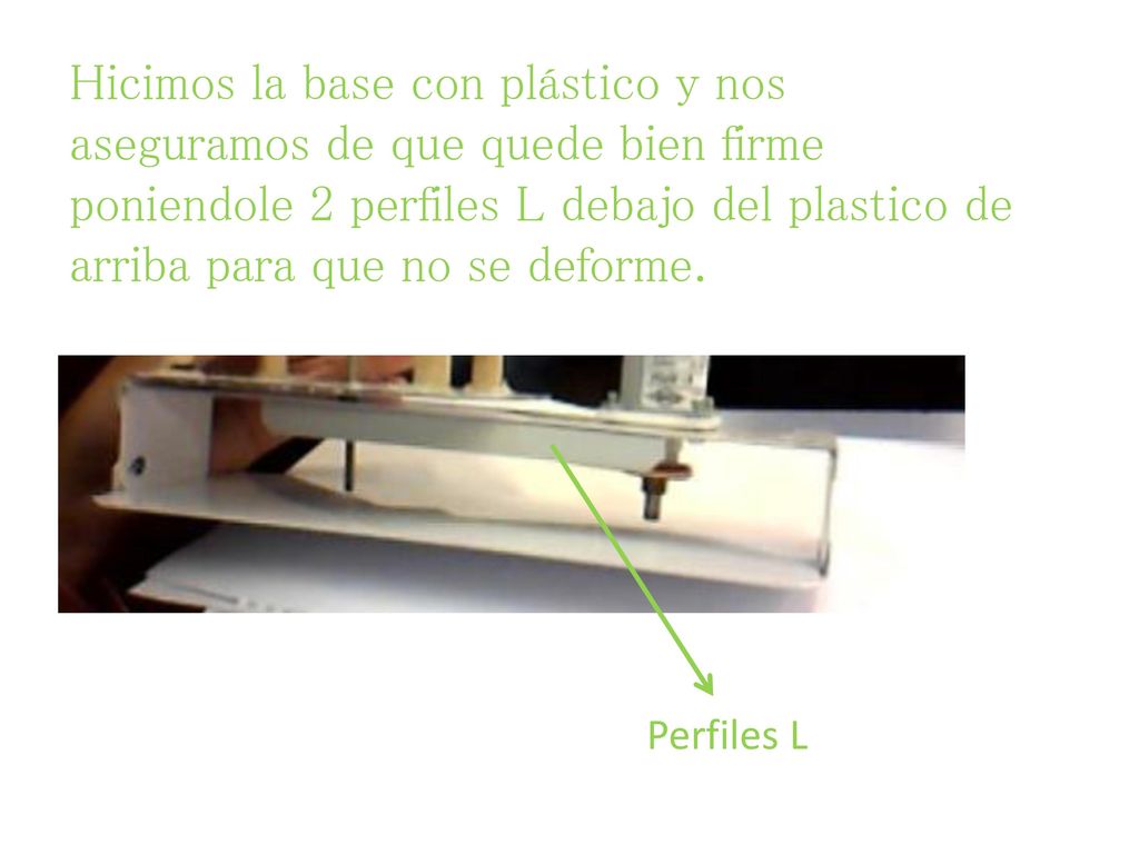 Hicimos la base con plástico y nos aseguramos de que quede bien firme poniendole 2 perfiles L debajo del plastico de arriba para que no se deforme.