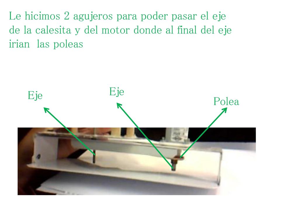 Le hicimos 2 agujeros para poder pasar el eje de la calesita y del motor donde al final del eje irian las poleas