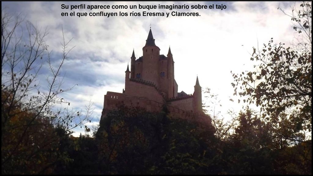 Su perfil aparece como un buque imaginario sobre el tajo en el que confluyen los ríos Eresma y Clamores.