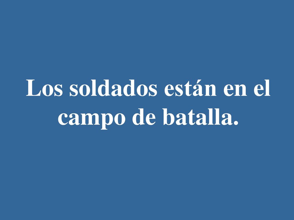 Los soldados están en el campo de batalla.