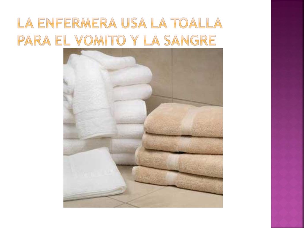 La enfermera usa La toalla para el vomito y la sangre