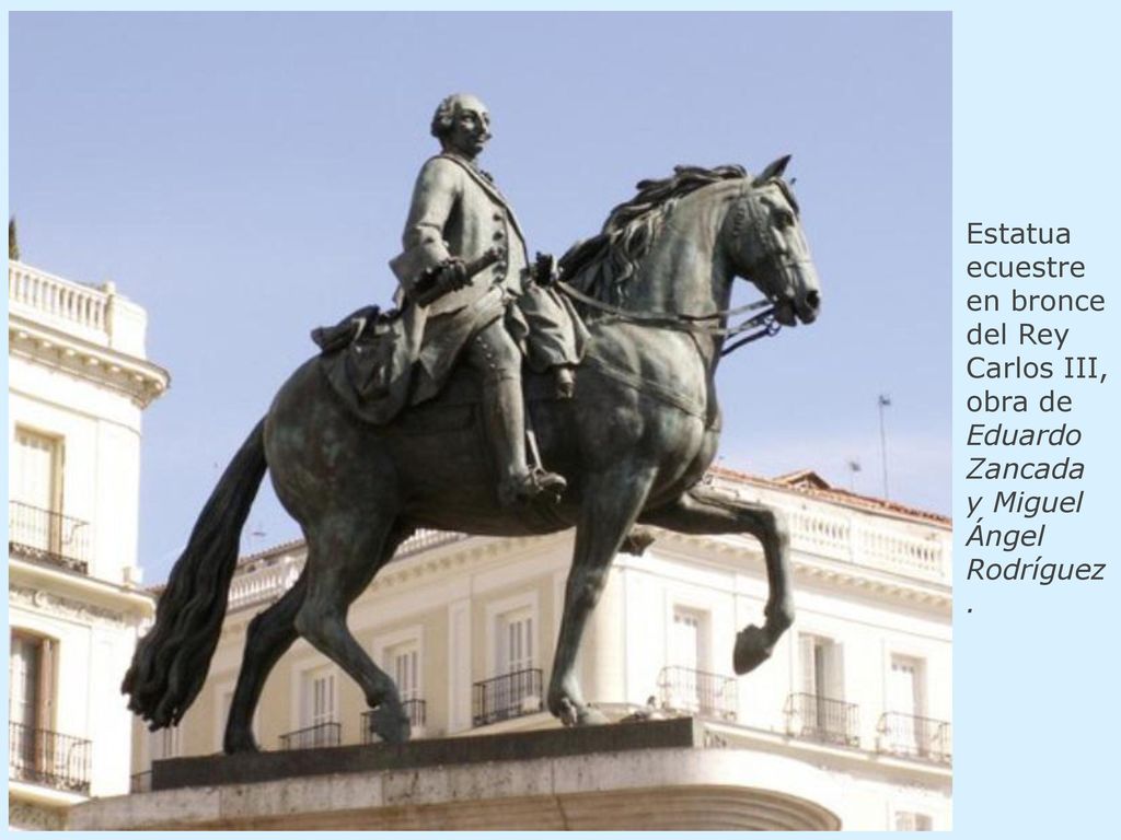 Estatua ecuestre en bronce del Rey Carlos III, obra de Eduardo Zancada y Miguel Ángel Rodríguez.