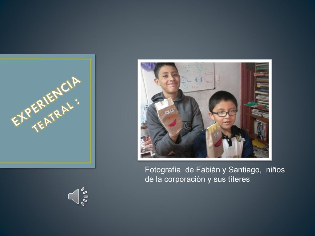 EXPERIENCIA TEATRAL : Fotografía de Fabián y Santiago, niños de la corporación y sus títeres