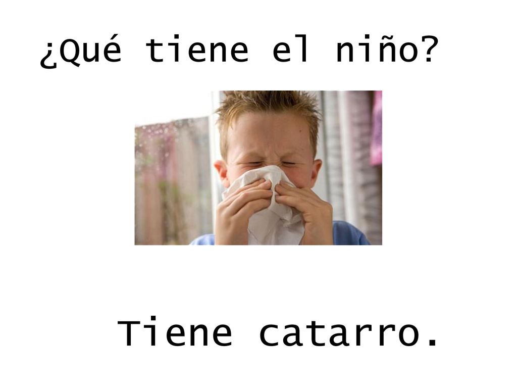 ¿Qué tiene el niño El niño estornuda mucho. Tiene catarro.