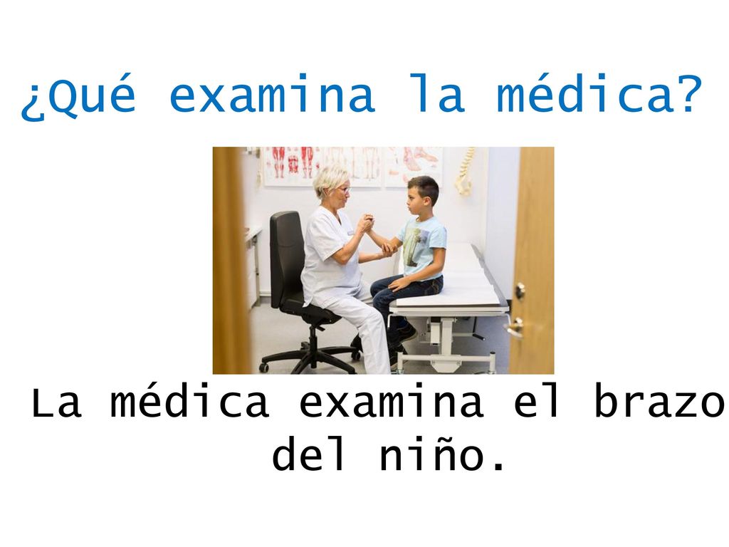 ¿Qué examina la médica La médica examina el brazo del niño.