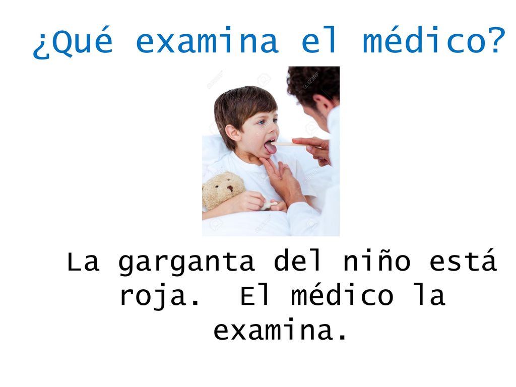 La garganta del niño está roja. El médico la examina.