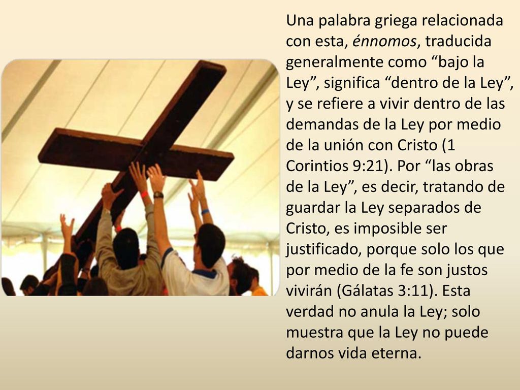 Una palabra griega relacionada con esta, énnomos, traducida generalmente como bajo la Ley , significa dentro de la Ley , y se refiere a vivir dentro de las demandas de la Ley por medio de la unión con Cristo (1 Corintios 9:21).