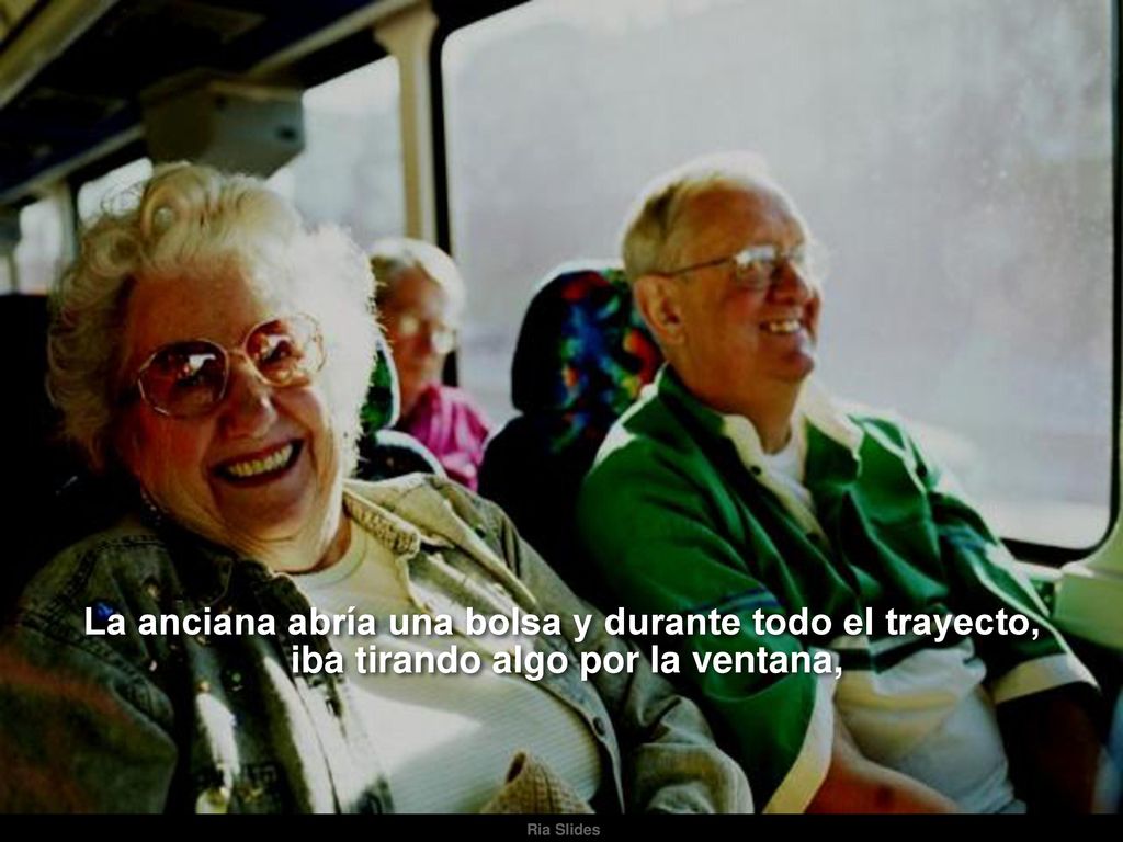 La anciana abría una bolsa y durante todo el trayecto,