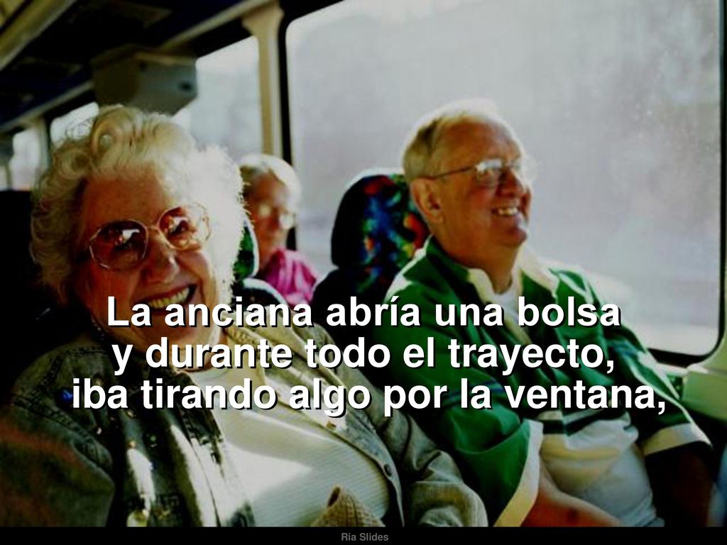 La anciana abría una bolsa y durante todo el trayecto,