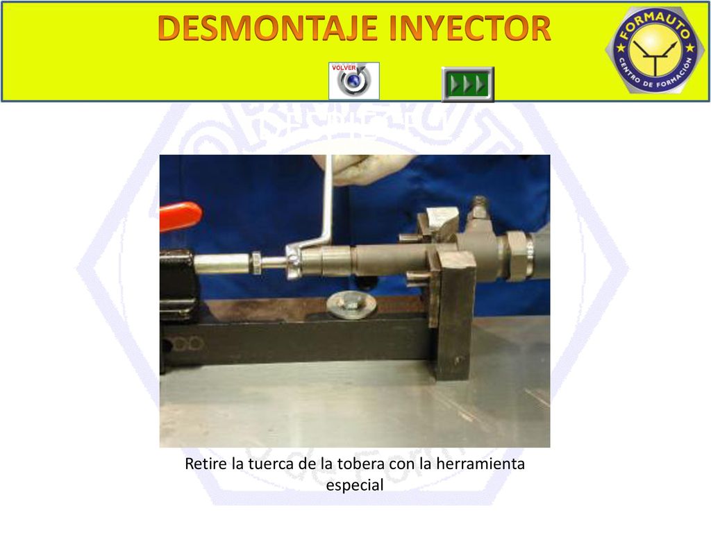 Retire la tuerca de la tobera con la herramienta especial