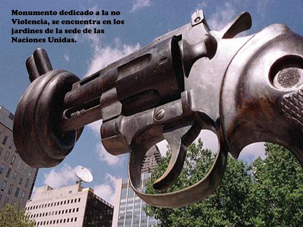 Monumento dedicado a la no Violencia, se encuentra en los jardines de la sede de las Naciones Unidas.