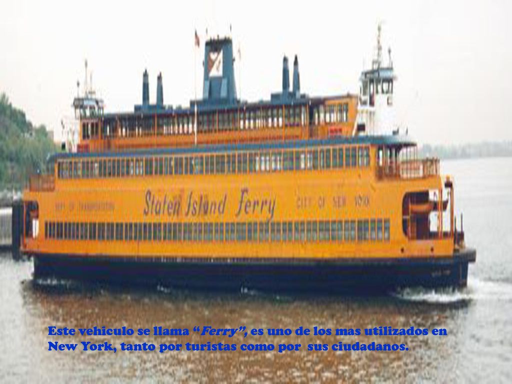 Este vehiculo se llama Ferry , es uno de los mas utilizados en New York, tanto por turistas como por sus ciudadanos.