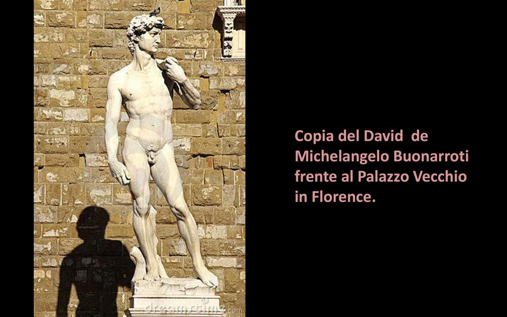 Copia del David de Michelangelo Buonarroti frente al Palazzo Vecchio in Florence.