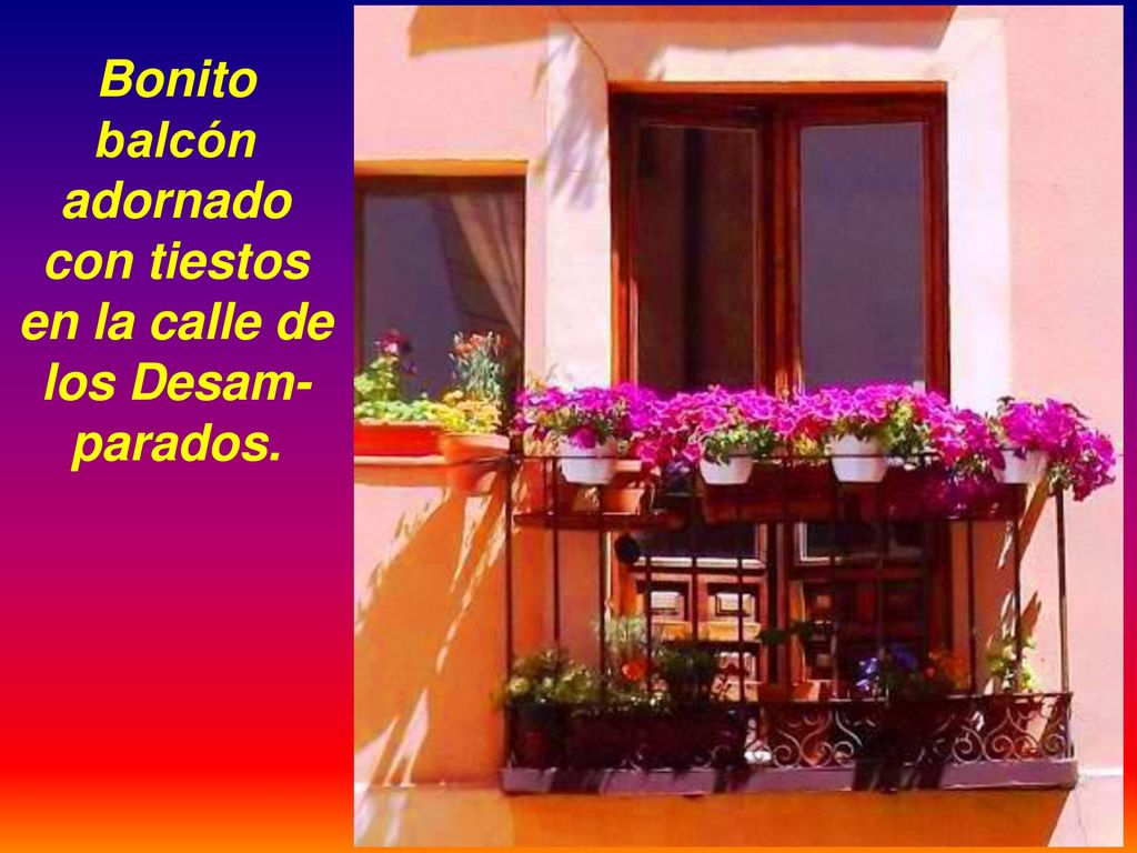 Bonito balcón adornado con tiestos en la calle de los Desam-parados.