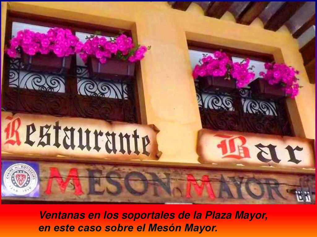 Ventanas en los soportales de la Plaza Mayor, en este caso sobre el Mesón Mayor.