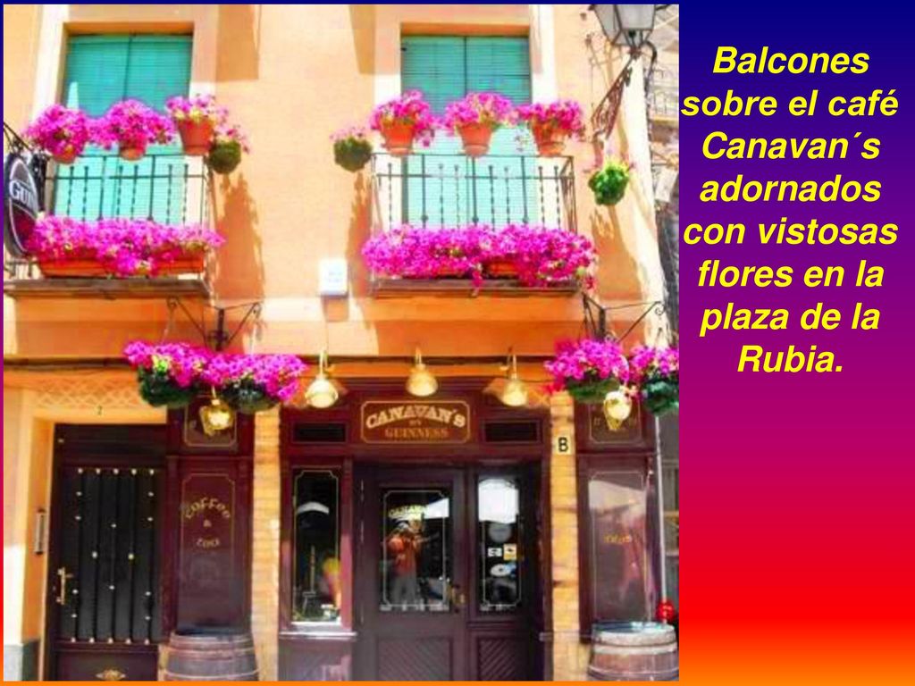 Balcones sobre el café Canavan´s adornados con vistosas flores en la plaza de la Rubia.